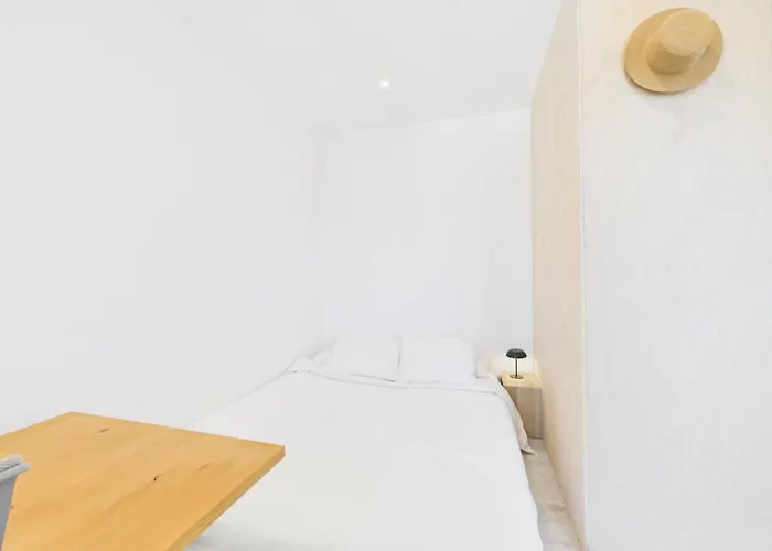 Cozy 1br W/ Ac, Terrace & Shared Garden - | By Airnest * Almada