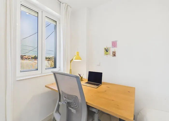 Cozy 1br W/ Ac, Terrace & Shared Garden - | By Airnest * Almada