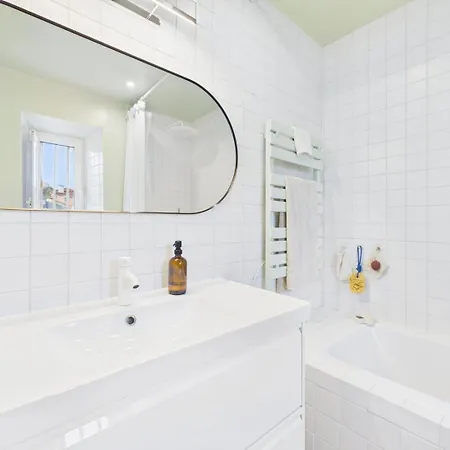 Cozy 1br W/ Ac, Terrace & Shared Garden - | By Airnest Апартаменты *