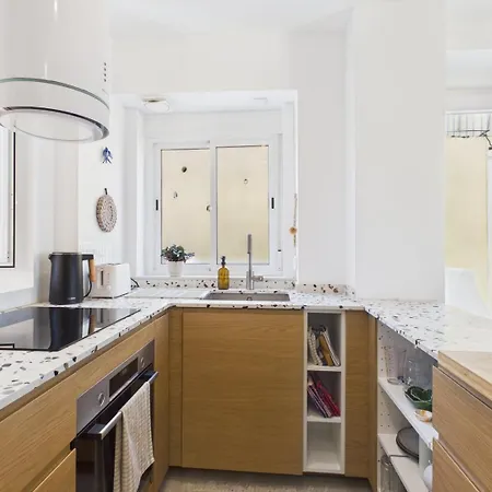 Cozy 1br W/ Ac, Terrace & Shared Garden - | By Airnest Apartman