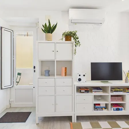 Cozy 1br W/ Ac, Terrace & Shared Garden - | By Airnest Апартаменты Алмада
