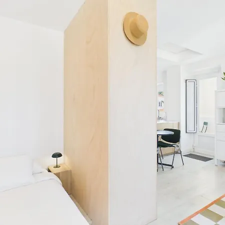 Апартаменты Cozy 1br W/ Ac, Terrace & Shared Garden - | By Airnest *