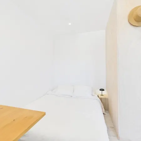Cozy 1br W/ Ac, Terrace & Shared Garden - | By Airnest * Алмада