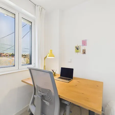 Cozy 1br W/ Ac, Terrace & Shared Garden - | By Airnest * Алмада